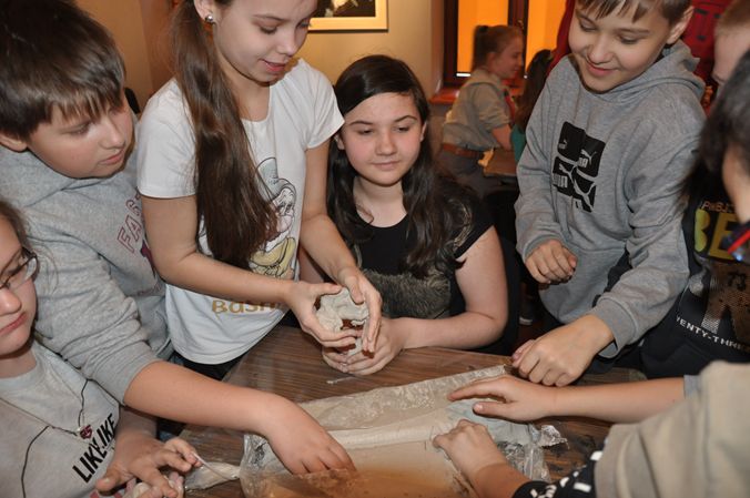 Zajęcia z garncarstwa w Muzeum Ziemi Dobrzyńskiej - klasa 5a