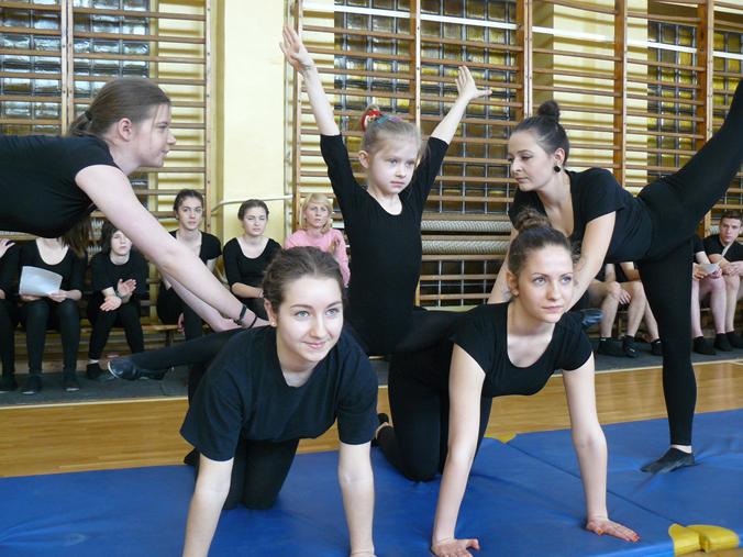 Pokazy grupy gimnastycznej z Rypina dla uczniów SP3